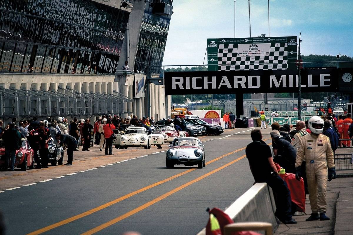 Pit lane at the Bugatti Circuit