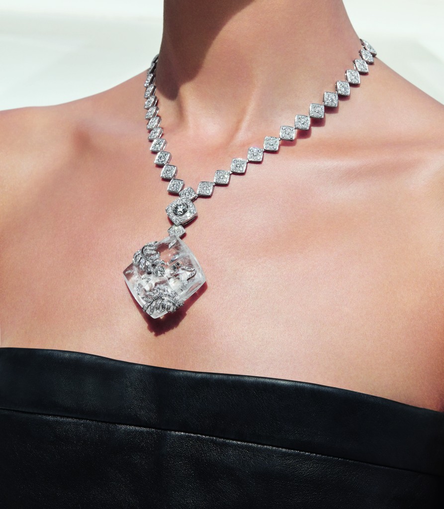 Signature Cocoon necklace in 18K white gold set with a 1.5-carat brilliant-cut diamond, 652 brilliant-cut diamonds for a total weight of 16.7 carats and carved rock crystal