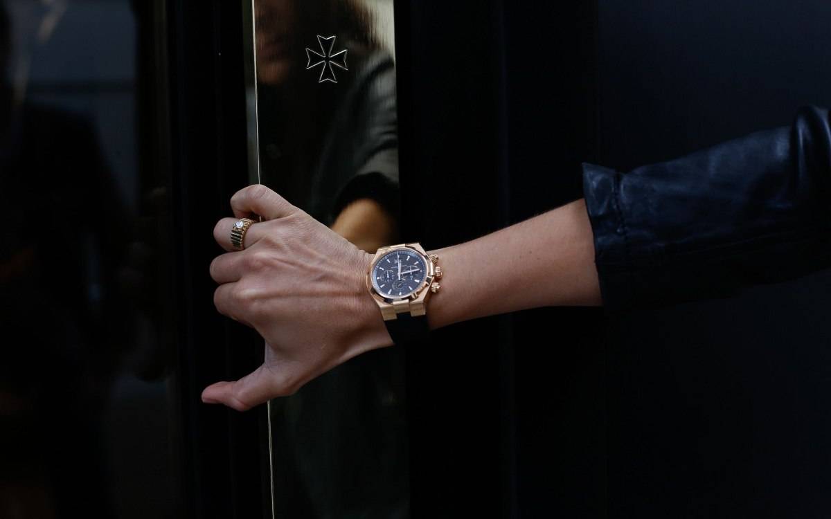 Красивые часы на руки. Vacheron Constantin overseas женские. Часы на руке. Золотые часы на руке. Дорогие часы на руке.