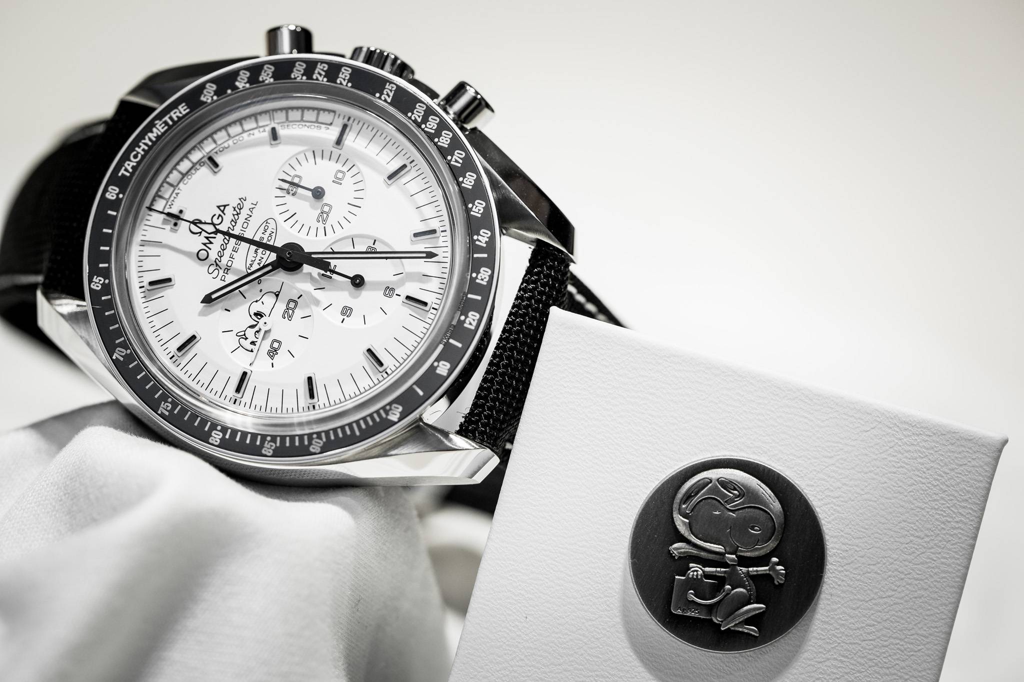 中古経年スヌーピーオルゴール Fly Me to the Moon三協商事？月 Fly Me To The Moon: Haute Time's Favorite Omega Speedmasters