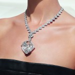 Signature Cocoon necklace in 18K white gold set with a 1.5-carat brilliant-cut diamond, 652 brilliant-cut diamonds for a total weight of 16.7 carats and carved rock crystal
