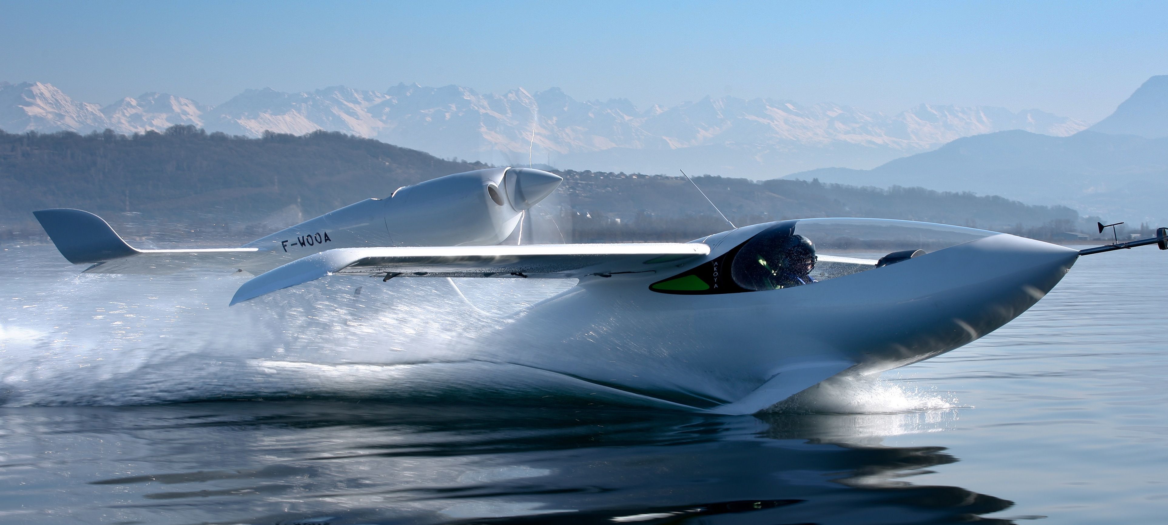 This Knockout Amphibious Two-Seater Alights From LISA Airplanes